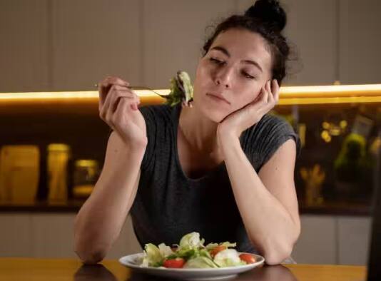 Can eating before bed lead to weight loss? Know what food has to do with weight loss or gain Right time to eat: ਸੌਣ ਤੋਂ ਪਹਿਲਾਂ ਖਾਣਾ ਖਾਣ ਨਾਲ ਭਾਰ ਹੋ ਸਕਦਾ ਘੱਟ? ਜਾਣੋ ਭਾਰ ਘੱਟ ਜਾਂ ਵੱਧ ਹੋਣ ਨਾਲ ਖਾਣੇ ਦਾ ਕੀ ਸਬੰਧ