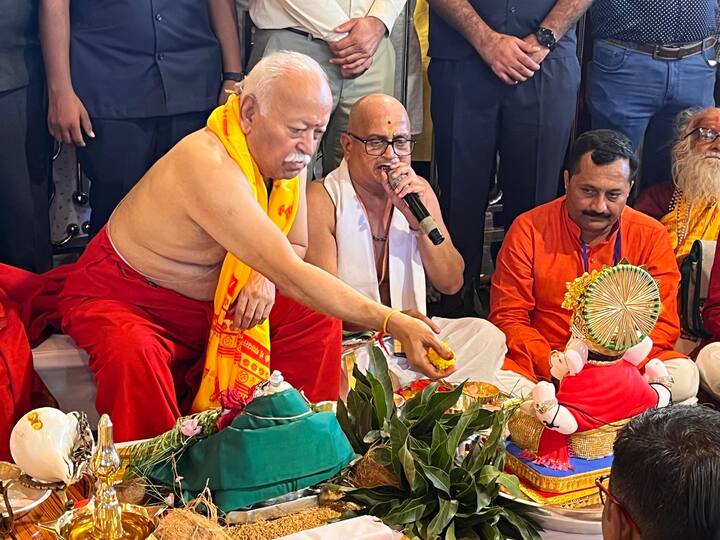 गणपती बाप्पा मोरयाच्या (Pune Ganeshotsav 2023) जयघोषात आणि ढोल ताशांच्या गजरात पुण्यातील प्रसिद्ध श्रीमंत दगडूशेठ हलवाई गणपतीच्या प्राणप्रतिष्ठापनेसाठी सकाळी साडेआठ वाजता मुख्य मंदिरापासून श्री हनुमान रथातून श्रींची मिरवणूक निघाली.