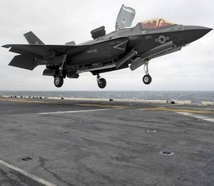 ਬੇਸ ਅਧਿਕਾਰੀ ਡਾਊਨਟਾਊਨ ਚਾਰਲਸਟਨ ਦੇ ਉੱਤਰ ਵਿੱਚ ਦੋ ਝੀਲਾਂ ਦੇ ਆਲੇ-ਦੁਆਲੇ ਖੋਜ ਕਰ ਰਹੇ ਹਨ। ਇਸ ਦੇ ਨਾਲ ਹੀ ਦੱਖਣੀ ਕੈਰੋਲੀਨਾ ਦੇ ਨਿਆਂ ਵਿਭਾਗ ਦਾ ਇੱਕ ਹੈਲੀਕਾਪਟਰ ਵੀ ਖੋਜ ਵਿੱਚ ਲੱਗਾ ਹੋਇਆ ਹੈ।