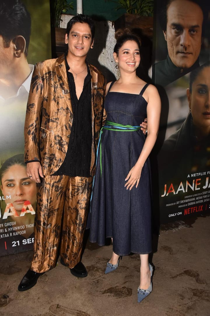 विजय वर्मा अपनी गर्लफ्रेंड के साथ जाने जान की स्क्रीनिंग पर पहुंचे थे. दोनों ने साथ में पोज दिए.