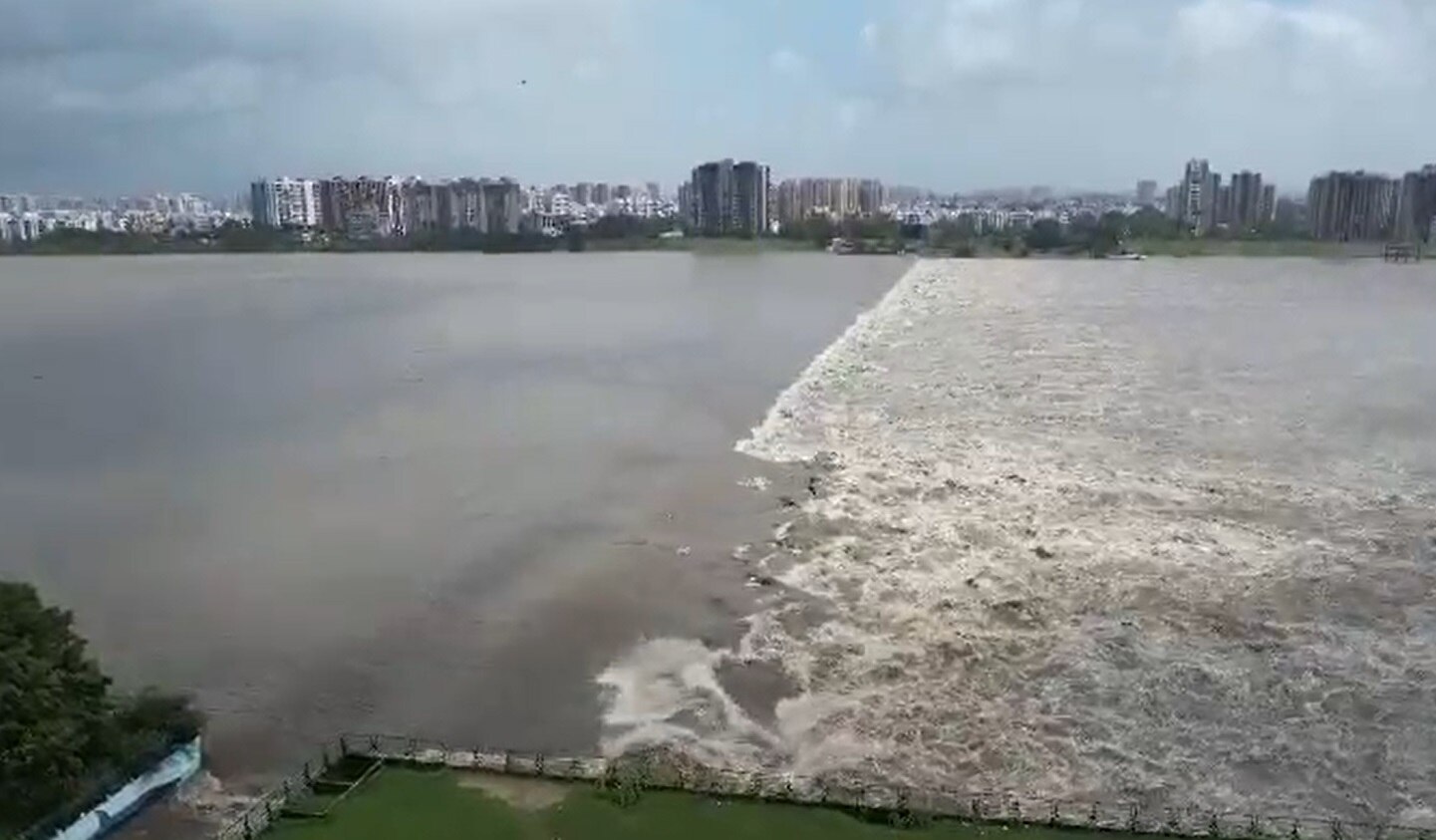 Tapi River: ઉકાઇમાંથી ધડાધડ પાણી છોડાતા તાપીએ ધારણ કર્યુ રૌદ્ર સ્વરૂપ, જુઓ બે કાંઠે થયેલી નદીની તસવીરો....