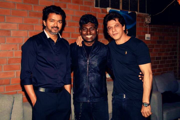 அட்லி, விஜய்யின் கூட்டணியை மீண்டும் திரையில் காண விஜய் ரசிகர்கள் மட்டுமல்லாமல் சினிமா ரசிகர்களும் எதிர்பார்த்து காத்துக் கொண்டிருக்கிறார்கள். இந்நிலையில் மேடை நிகழ்ச்சி ஒன்றில், விஜய் வைத்து மீண்டும் படம் இயக்கப் போவதாக இயக்குனர் அட்லி தெரிவித்தார்.