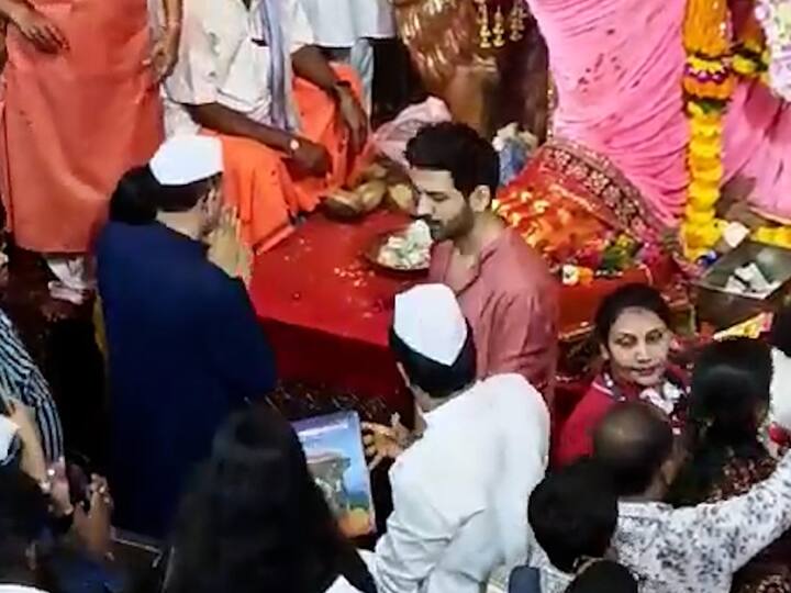 बॉलिवूड अभिनेता कार्तिक आर्यन लालबागच्या राजाच्या दर्शनाला गेला आहे.