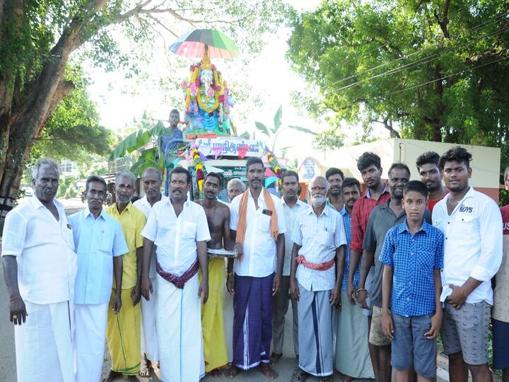Vinayagar Chaturthi 2023 Special worship to the huge Ganesha idol consecrated in front of Tanjore Old Bus Station TNN Vinayagar Chaturthi 2023: தஞ்சை பழைய பஸ் நிலையம் எதிரில் பிரதிஷ்டை செய்யப்பட்டுள்ள பிரமாண்ட விநாயகர் சிலைக்கு சிறப்பு வழிபாடு