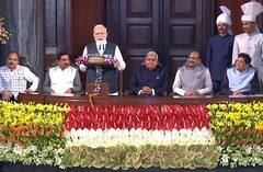 PHOTOS: નવી સંસદ તરફ કંઇક આ રીતે પ્રયાણ કર્યુ પીએમ મોદીએ, તમામ સાંસદો સાથે, જુઓ ભવ્ય નજારો.....