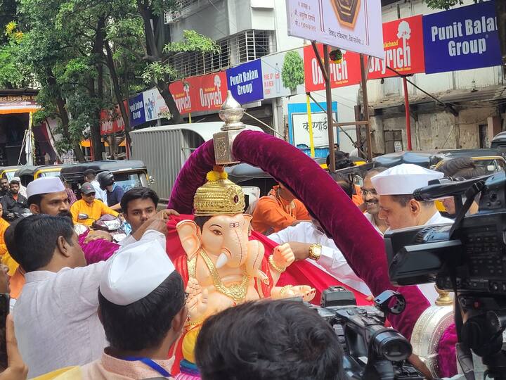 त्यासोबतच या मंडळाचं किंवा मिरवणुकीचं वैशिष्ट्य म्हणजे दरवर्षी शंख वादनाने या मिरवणुकीला सुरुवात होते.