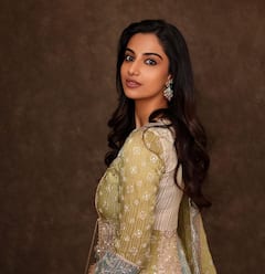 Meenakshi Chaudhary: చిరు నవ్వుతో మీనాక్షి మెస్మరైజ్