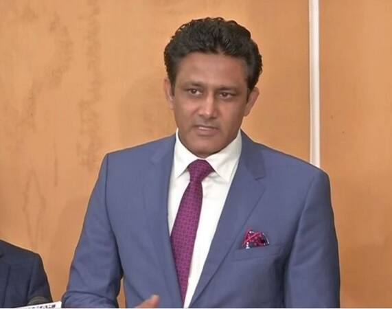 ১৯৯৩ সালে ওয়েস্ট ইন্ডিজের বিরুদ্ধে একটি ম্যাচে ১২ রান খরচ করে ৬ উইকেট তুলে নিয়েছিলেন অনিল কুম্বলে।