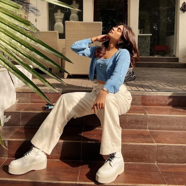 Khushi's images showcase her stunning beauty and impeccable fashion sense.