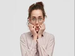 आहारातील 'या' पदार्थांमुळे तुमची चिंता, अस्वस्थता वाढते; आजपासूनच 'ही' सवय बदला