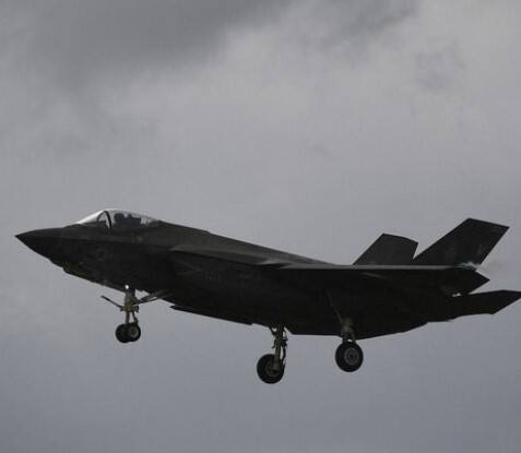 ਰਿਪੋਰਟ ਮੁਤਾਬਕ ਜਹਾਜ਼ 'ਚ ਸਵਾਰ ਪਾਇਲਟ ਸੀ, ਜਿਸ ਨੇ ਹਾਦਸੇ ਤੋਂ ਪਹਿਲਾਂ ਛਾਲ ਮਾਰ ਕੇ ਆਪਣੀ ਜਾਨ ਬਚਾਈ। ਉਸ ਦੀ ਹਾਲਤ ਸਥਿਰ ਹੈ ਤੇ ਫਿਲਹਾਲ ਹਸਪਤਾਲ ਵਿੱਚ ਉਸ ਦਾ ਇਲਾਜ ਚੱਲ ਰਿਹਾ ਹੈ। ਜਹਾਜ਼ ਦੇ ਲਾਪਤਾ ਹੋਣ 'ਤੇ ਅਮਰੀਕਾ ਦੀ ਚਿੰਤਾ ਹੈ ਕਿ ਇਸ ਦੇ ਹਿੱਸੇ ਅਮਰੀਕਾ ਦੇ ਦੁਸ਼ਮਣ ਦੇਸ਼ਾਂ ਦੇ ਹੱਥ ਲੱਗ ਸਕਦੇ ਹਨ। ਅਜਿਹੇ 'ਚ ਜਹਾਜ਼ ਨੂੰ ਲੈ ਕੇ ਵੱਡੇ ਪੱਧਰ 'ਤੇ ਤਲਾਸ਼ੀ ਮੁਹਿੰਮ ਚਲਾਈ ਜਾ ਰਹੀ ਹੈ।