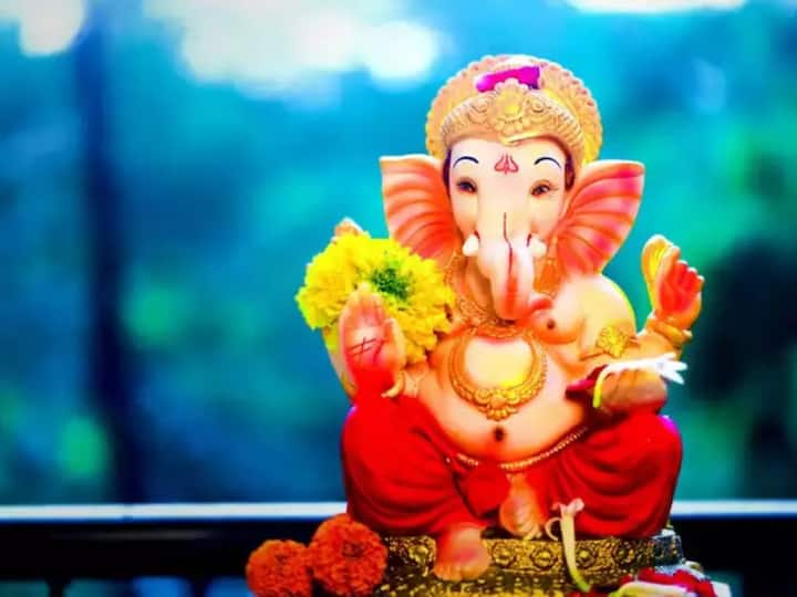 Ganesh Chaturthi 2023 : गणेश चतुर्थीच्या दिवशी बाप्पाची पूजा करताना काही खास गोष्टी लक्षात ठेवा, यंदा गणेश चतुर्थी 19 सप्टेंबर 2023 रोजी आहे. गणेश उत्सवाचे नियम जाणून घ्या