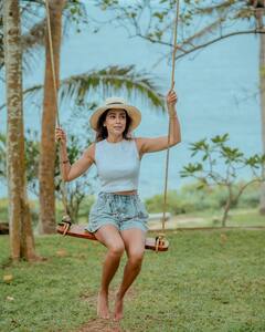 Shriya Saran Photos : ‘கேளாமல் கையிலே வந்தாயே காதலே...' கோவளம் பீச் ரிசார்ட்டில் போட்டோஷூட் நடத்திய ஸ்ரேயா சரண்!