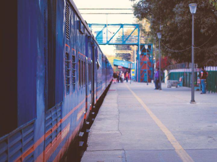कुछ ट्रेन पहले एक झटका मारती हैं और फिर चलती हैं... क्या आप जानते हैं इसका कारण Indian Railways Some trains first make a jerk and then move do you know the reason for this कुछ ट्रेन पहले एक झटका मारती हैं और फिर चलती हैं... क्या आप जानते हैं इसका कारण