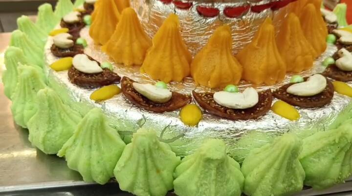 मोदक तसेच अन्य मिठाईच्या दरात काहीशी वाढ झाली आहे.