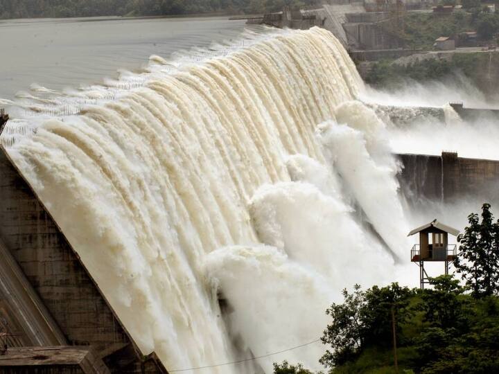 Gujarat Sardar Sarovar Dam overflows due to continuous heavy rains increased danger in surrounding areas Gujarat: भारी बारिश के चलते सरदार सरोवर बांध तीसरे दिन भी ओवरफ्लो, आस-पास बढ़ा खतरा