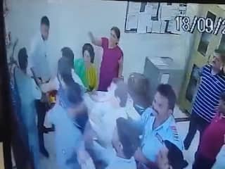 टीचर ने दी बच्चे को उठक-बैठक करने की सजा, तो गुस्साए पिता ने स्कूल में घुसकर जमकर पीटा, VIDEO देख भड़के लोग