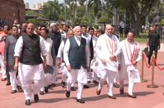 PHOTOS: નવી સંસદ તરફ કંઇક આ રીતે પ્રયાણ કર્યુ પીએમ મોદીએ, તમામ સાંસદો સાથે, જુઓ ભવ્ય નજારો.....