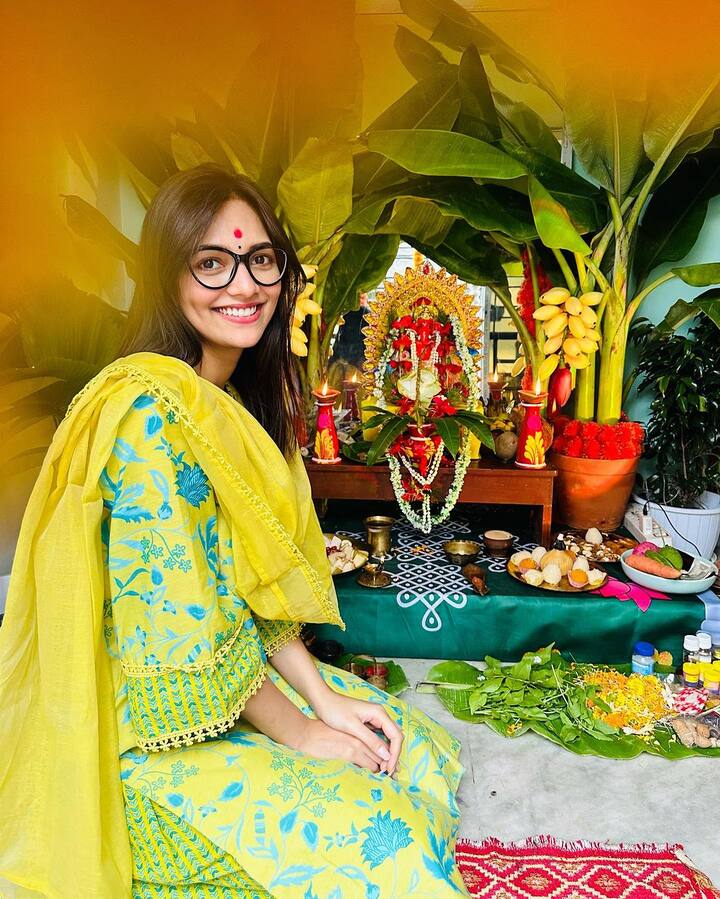হলুদ পোশাকে গণেশ বন্দনায় সামিল হলেন টলি পাড়ার অভিনেত্রী সুস্মিতাও।