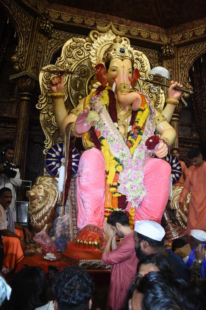 Kartik wrote in the caption, “Its that Joyous time of the year. Ganpati Bappa Moriya. #LalBagchaRaja (sic)”.