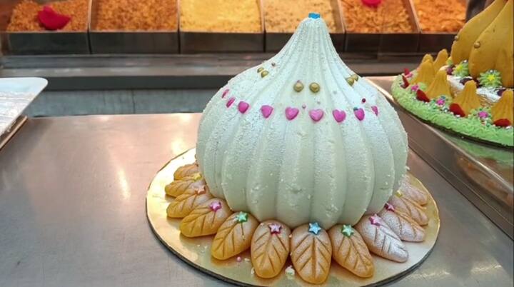 गौरींच्या फराळासाठी बेसन, मोतीचुराचे लाडू, चकली, बर्फी, शंकरपाळी, अनारसे हे पदार्थ बनविण्यासाठी तयारी सुरू आहे.