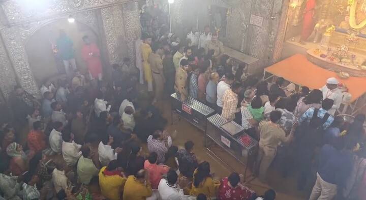 काही वेळापूर्वी दगडूशेठ गणपती मंदिरात आरती पार पडली.