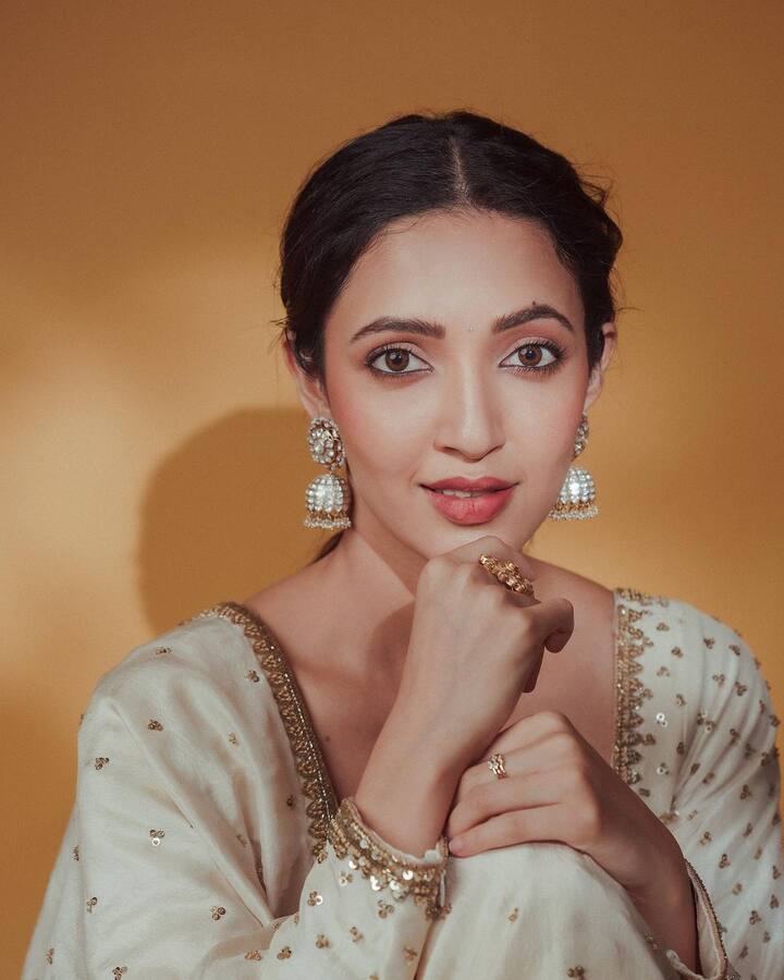 వినాయక చవితి సందర్భంగా నేహా శెట్టి ఈ డ్రస్ వేసుకున్నారు. సోషల్ మీడియాలో ఫోటోలు షేర్ చేశారు. (Image Courtesy : iamnehashetty / Instagram)