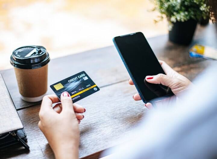 ट्रांजेक्शन फेल होने पर: जब आप किसी सॉफ्टवेयर या ऐप का उपयोग करते हैं तो तकनीकी खराबी की संभावना हमेशा बनी रहती है. कभी कभी भुगतान फेल हो जाता है और पैसे अकाउंट से कट जाते हैं. ऐसे में बैंक 3 से 5 दिन के अंदर पैसा ट्रांसफर करता है. अगर ऐसा नहीं होता है तो बैंक में शिकायत करा सकते हैं.