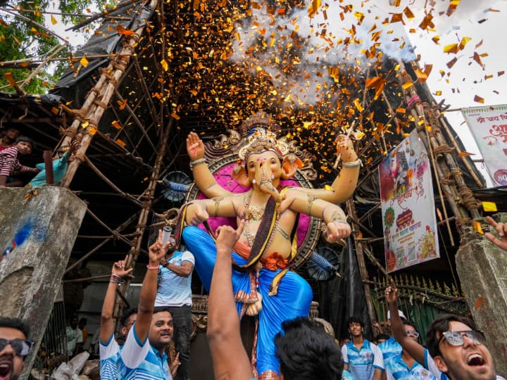 Ganesh Chaturthi 2023: गणेशोत्सव उत्सव-2023 रंगीन भव्यता के साथ शुरू हुआ. मुंबई और शेष महाराष्ट्र में भगवान गणेश की हजारों मूर्तियां घरों, आवास परिसरों और सार्वजनिक स्थानों पर स्थापित की जा रही हैं.