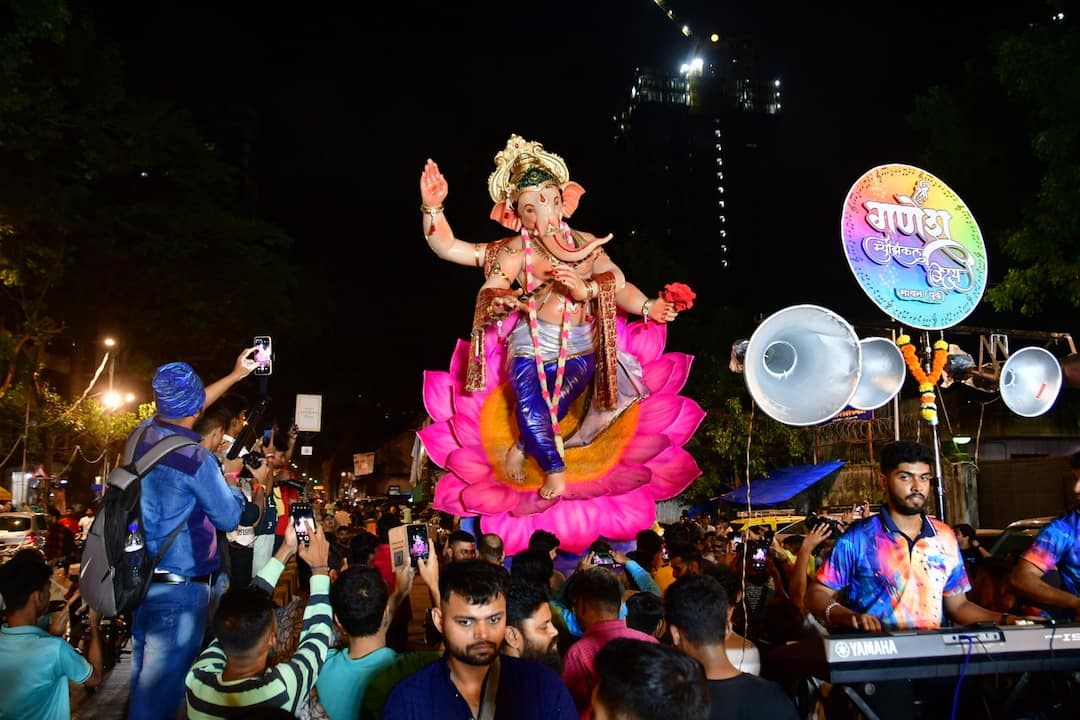 Ganesh Chaturthi 2023 Being Celebrated With Great Enthusiasm In Mumbai Picrure | In Pics: मुंबई में 'गणपति बप्पा मोरया' के जयकारों के बीच गणेश चतुर्थी शुरू, सामने आई ऐसी तस्वीरें