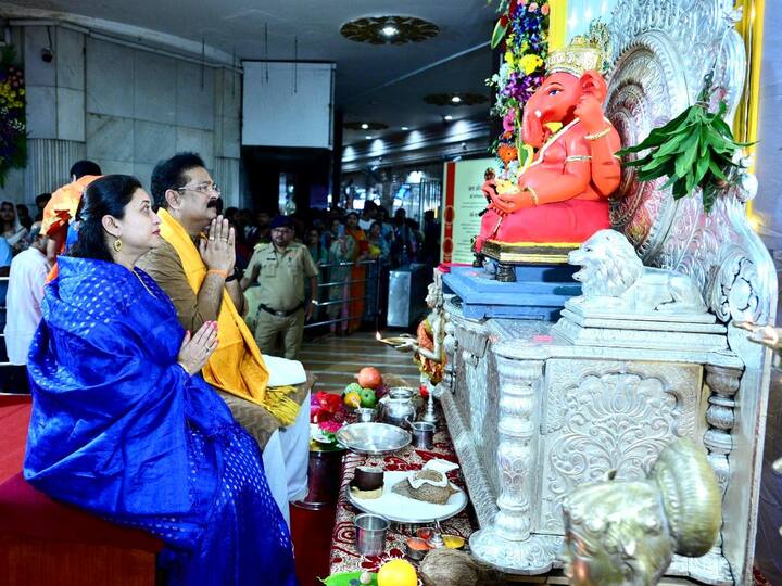 मुंबईतील सिद्धिविनायक मंदिरात पहाटे पाच वाजता गणरायाची आरती संपन्न झाली आहे.