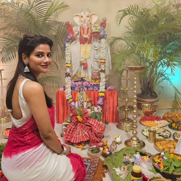 গণেশ বন্দনায় দেখা মিলল অভিনেত্রী ঊষসী রায়েরও। তাঁর পোস্ট করা ছবি ইতিমধ্যেই পছন্দ করেছে তাঁর ভক্তরা।