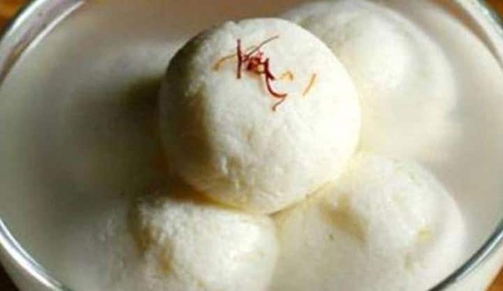 சர்க்கரை பாகில் பிடித்து வைத்துள்ள உருண்டைகளை சேர்த்து, அடுப்பின் தீயை சிம்மில் வைத்து 3 நிமிடம் வேக விட்டு, பின் தீயை மிதமாக வைத்து 10 நிமிடம் மூடி போட்டு வேக வைக்க வேண்டும்.