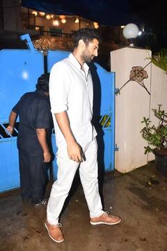 Pics: 13 વર્ષ મોટા બૉયફ્રેન્ડ સાથે મુંબઇમાં ફરવા નીકળી અનન્યા પાન્ડે, પૈપરાજીએ ક્લિક કરી તસવીરો....