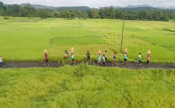 कोकणात घरोघरी गणपती बाप्पाची आज प्राणप्रतिष्ठापना केली जाणार आहे.