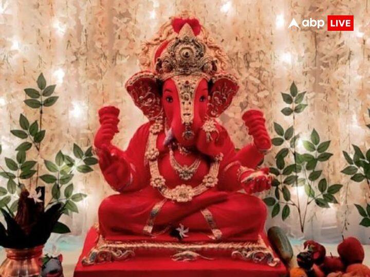 गणेश उत्सव पर आप अपने घर का एक कोना गणपति के लिए रखें. गणपति के आगमन के साथ उस जगह पर खास आसन लगाएं. अलग-अलग रंग की लाइट्स लगा कर भगवान के घर को सजाएं.