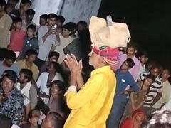 एक शब्द का गलत उच्चारण और मिली ऐसी सजा, पंचायत ने बुजुर्ग के सिर पर रखी जूतों की पोटली और मंगवाई माफी