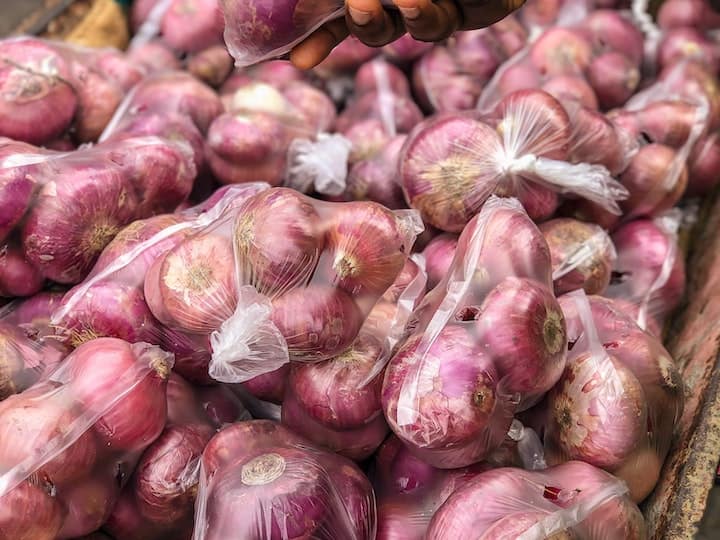 प्याज की खेती करनी है तो किस टाइम शुरू होगा प्रोसेस... आप भी जान लीजिए पूरा गणित Onion Farming know whole process time and weather प्याज की खेती करनी है तो किस टाइम शुरू होगा प्रोसेस... आप भी जान लीजिए पूरा गणित