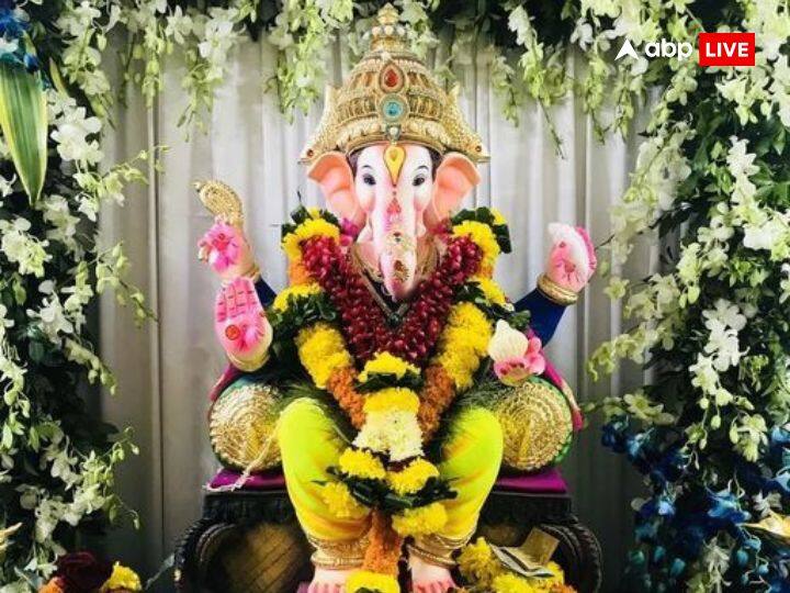 सरल और सिंपल डिजाइन से आप अपने घर को सुंदर और खूबसूरत बना सकते हैं. सुंदर दीए से आप अपने मंदिर को खूबसूरत बना सकते हैं. बप्पा के आसान के सामने आप सुंदर सी रंगोली बना सकते हैं.