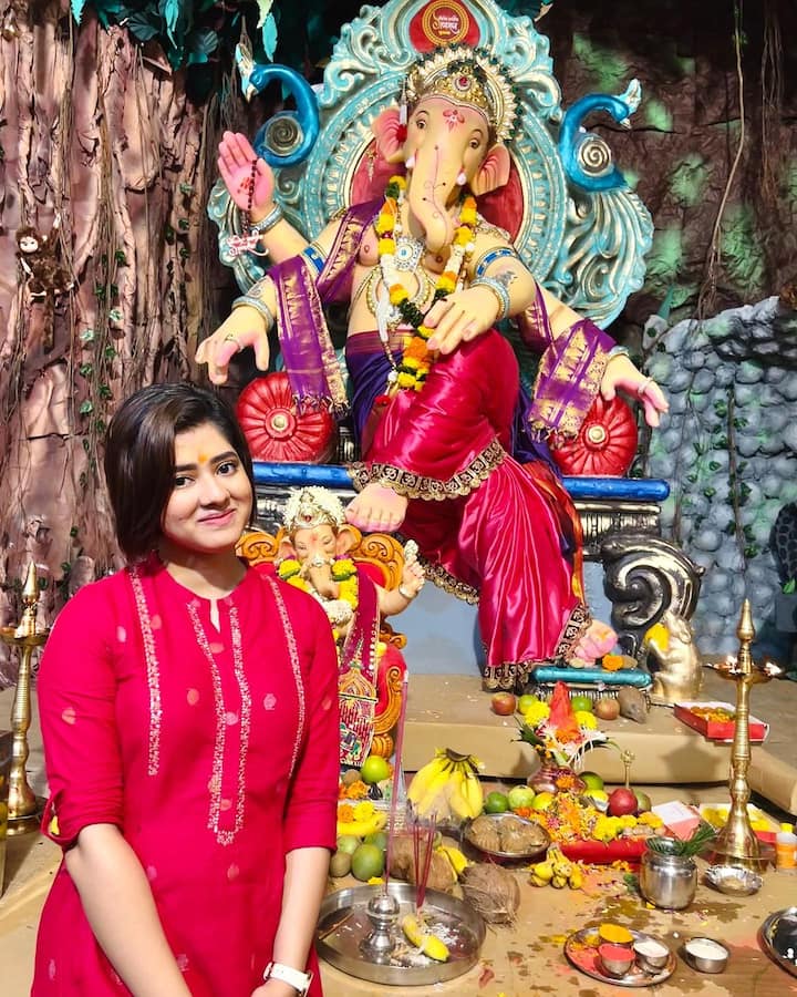 বাদ গেলেন না অভিনেত্রী দিতিপ্রিয়াও। গণেশ পুজোর দিনে লাল পোশাকে বেশ খোশমেজাজে ফ্রেমবন্দি হলেন তিনি।