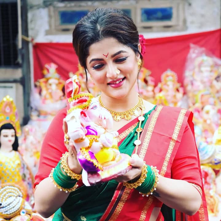 ভিন্ন সাজে গণেশ পুজোয় দেখা মিলল অভিনেত্রী শ্রাবন্তীরও।