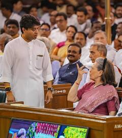 In Pics: સંસદમાં જ્યારે સોનિયા ગાંધીને મળ્યા જ્યોતિરાદિત્ય સિંધિયા, તસવીરોએ ખેંચ્યું સૌનું ધ્યાન