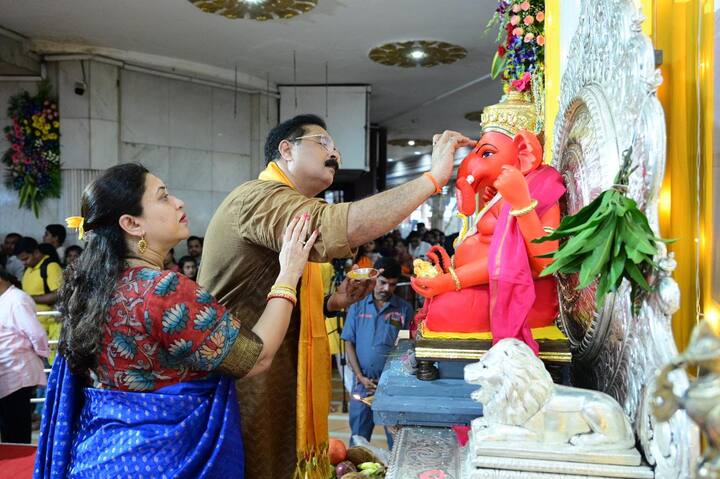सिद्धिविनायक मंदिर न्यासाचे अध्यक्ष आदेश बांदेकर यांच्या उपस्थितीत अगदी बाप्पाचं वाजतगाजत आगमन झालं.