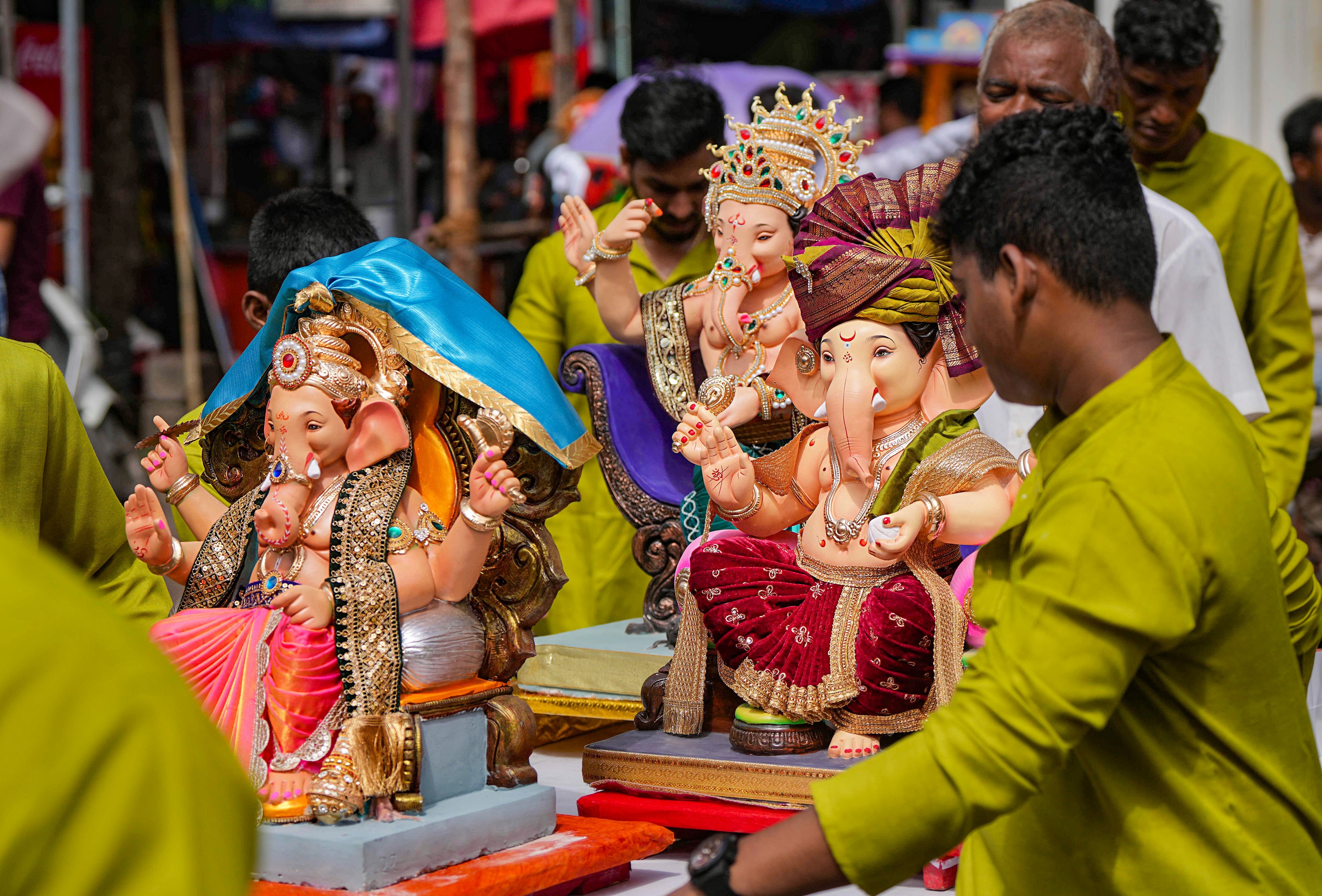 Ganesh Chaturthi 2023 being celebrated with great enthusiasm in Mumbai Picrure | In Pics: मुंबई में 'गणपति बप्पा मोरया' के जयकारों के बीच गणेश चतुर्थी शुरू, सामने आई ऐसी तस्वीरें