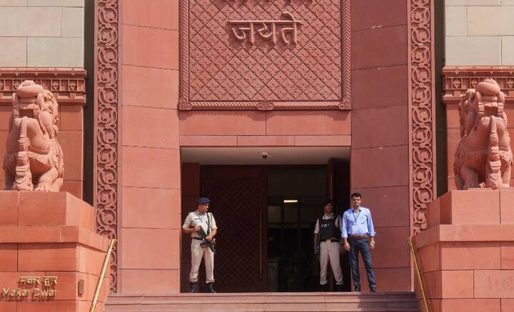 প্রবেশদ্বার মকর দিয়ে ঢুকবেন বাকি সাংসদরা। বিভিন্ন প্রাণীর অঙ্গের সংমিশ্রণ চোখে পড়ে সেখানে। বিবিধের মাঝে মিলন মহানের বার্তাই তুলে ধরা হয়েছে তাতে। কর্নাটকের হোয়সলেসবরা মন্দির থেকে অনুপ্রাণিত এই প্রবেশদ্বার।