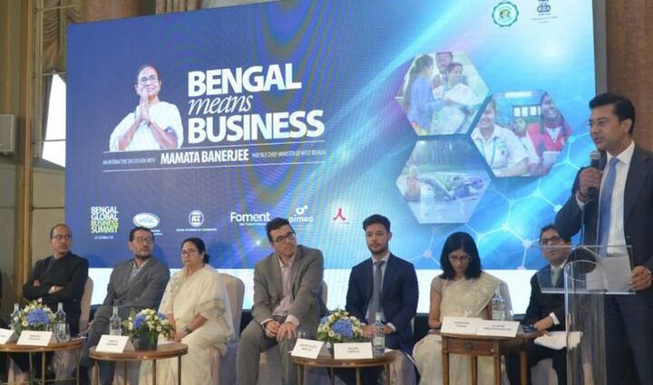 একদিকে প্রতিভা ও শিল্পে বিনিয়োগের অনুকূল পরিবেশ, বাংলায় যে দুটি বিষয়েরই কমতি নেই সে কথা এদিনের বক্তৃতাতেও বার বার বোঝানোর চেষ্টা করেন তৃণমূলনেত্রী।