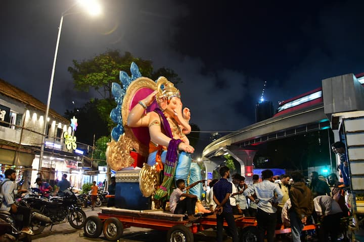भगवान गणेश के सम्मान में घर और इलाके 'गणपति बप्पा मोरया' के जयकारों से गूंजने शुरू हो गए हैं। साथ ही रोजाना सुबह, दोपहर और शाम को 'आरती', और 'प्रसाद' के साथ-साथ विभिन्न सामाजिक-सांस्कृतिक गतिविधियां भी शुरू हो गई हैं.