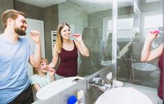 जानिए क्यों जॉइंट फैमिली के लोगों को बाथरूम में नहीं रखना चाहिए  टूथब्रश, हो सकती हैं गंभीर दिक्कतें