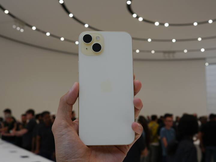 Apple iPhone 15 Plus: प्रो मॉडल्स की तुलना में ये स्मार्टफोन भी अच्छा है. इसकी कीमत 89,990 रुपये से शुरू है जो प्रो मैक्स मॉडल से 40% कम है. इसमें डायनामिक आइलैंड के साथ 6.7 इंच की बड़ी स्क्रीन मिलती है. हालाँकि, इसमें ProMotion तकनीक की कमी है और स्क्रीन रिफ्रेश रेट 60Hz तक सीमित है. 15 प्लस में 48 MP का प्राइमरी कैमरा है जो 2x ऑप्टिकल इन-सेंसर ज़ूम सपोर्ट के साथ 4K HDR वीडियो रिकॉर्डिंग को सपोर्ट मिलता है.