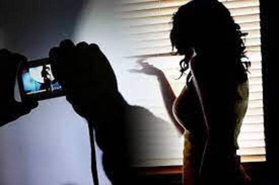 Surat News: a girls nude video goes viral by lover due to love affair, complaint files in surat city Surat: એકતરફી પ્રેમમાં પાગલ પ્રેમીએ યુવતીનો અશ્લીલ વીડિયો વાયરલ કર્યો, - કહેતો કે 'તુ મારી સાથે વાત કેમ........'